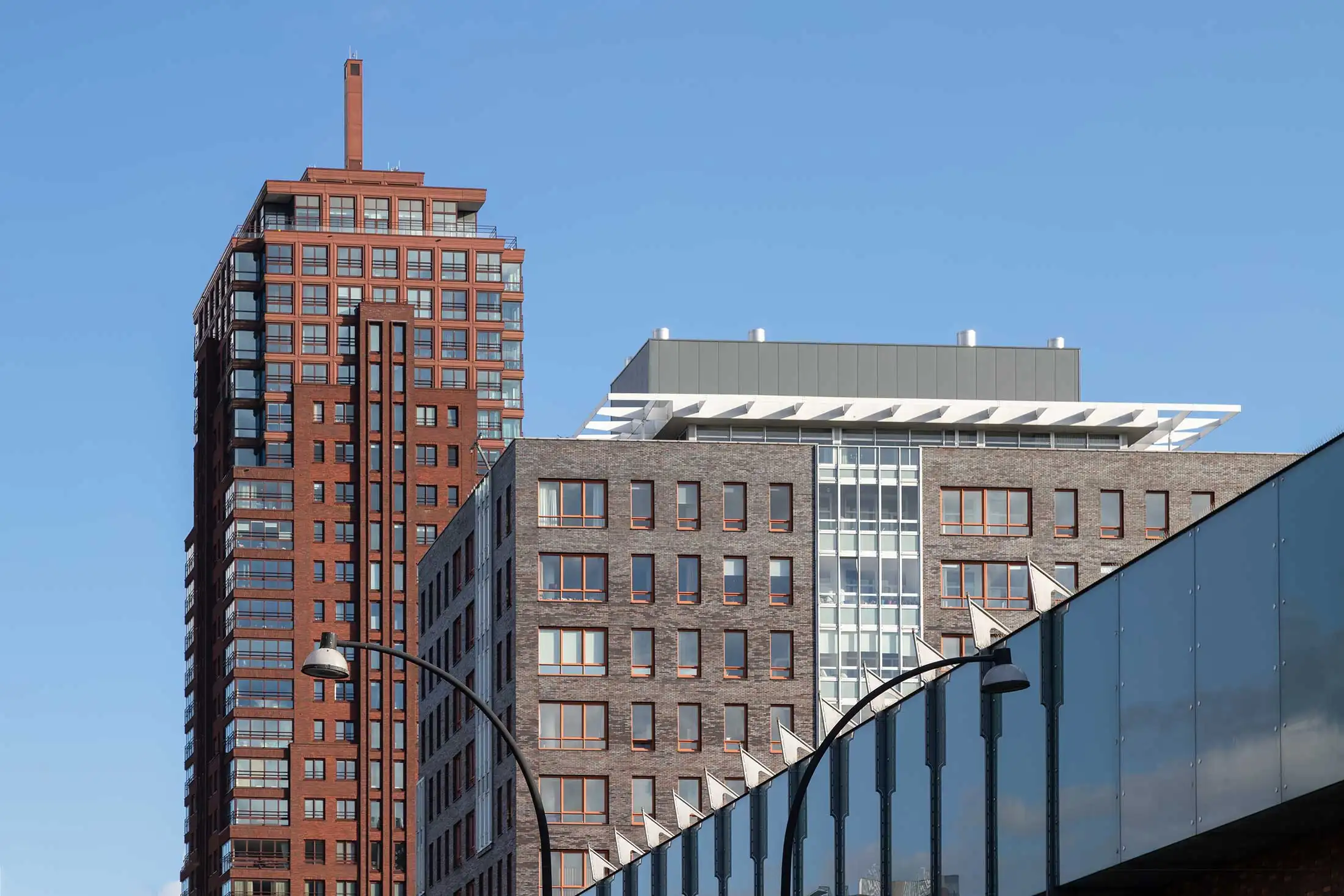 Een hoog gebouw met bovenaan een opvallende klokkentoren, tegen een heldere blauwe lucht.